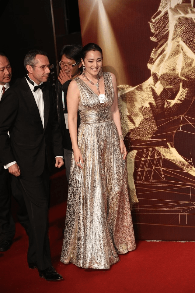 原创巩俐美得贵气张扬礼服选又花又亮的穿身上影后气场不容忽视