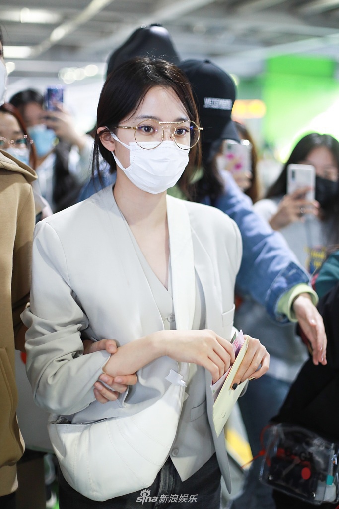 欧阳娜娜戴框镜清新靓丽 一身西装又美又飒