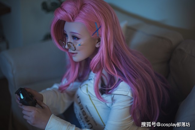 cos英雄联盟莎弥拉生活里每一天都有惊喜