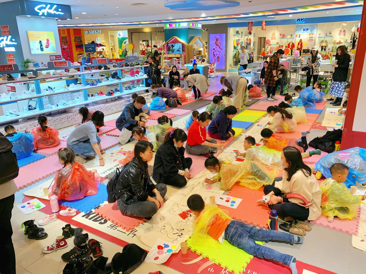 百米画卷公益绘画活动在购物中心温暖举办