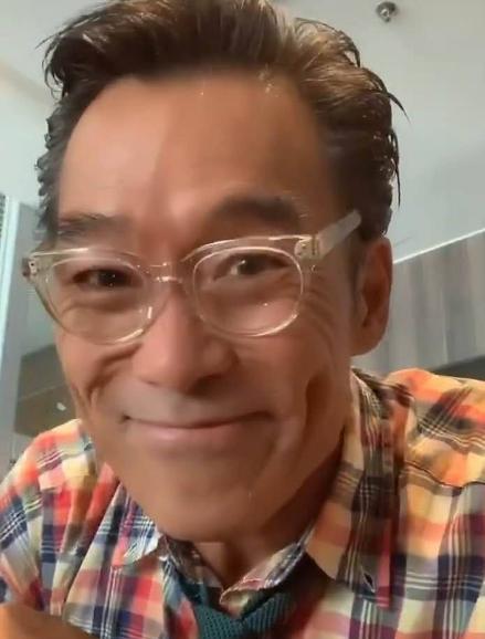 原创晒港星郑浩南的豪宅56岁的人了还有腹肌喜欢开游艇出海游泳