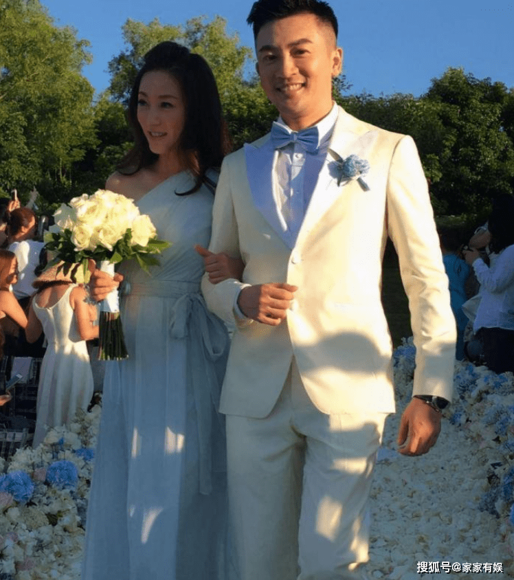 她是47岁苏有朋的妻子,结婚16年如此低调,长相丝毫不比明星差_小虎队