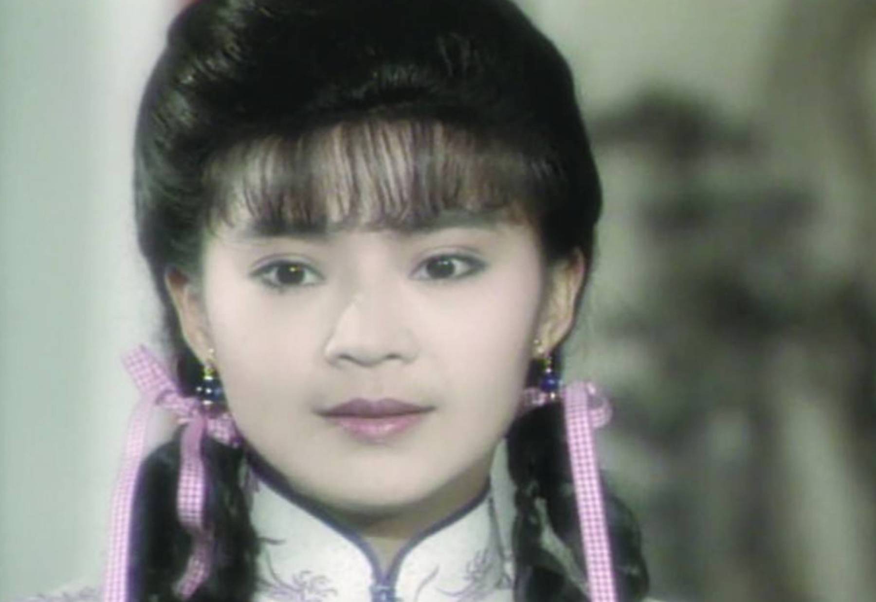 她52岁仍未婚,30年前是女人的"噩梦",30年后令人羡慕!