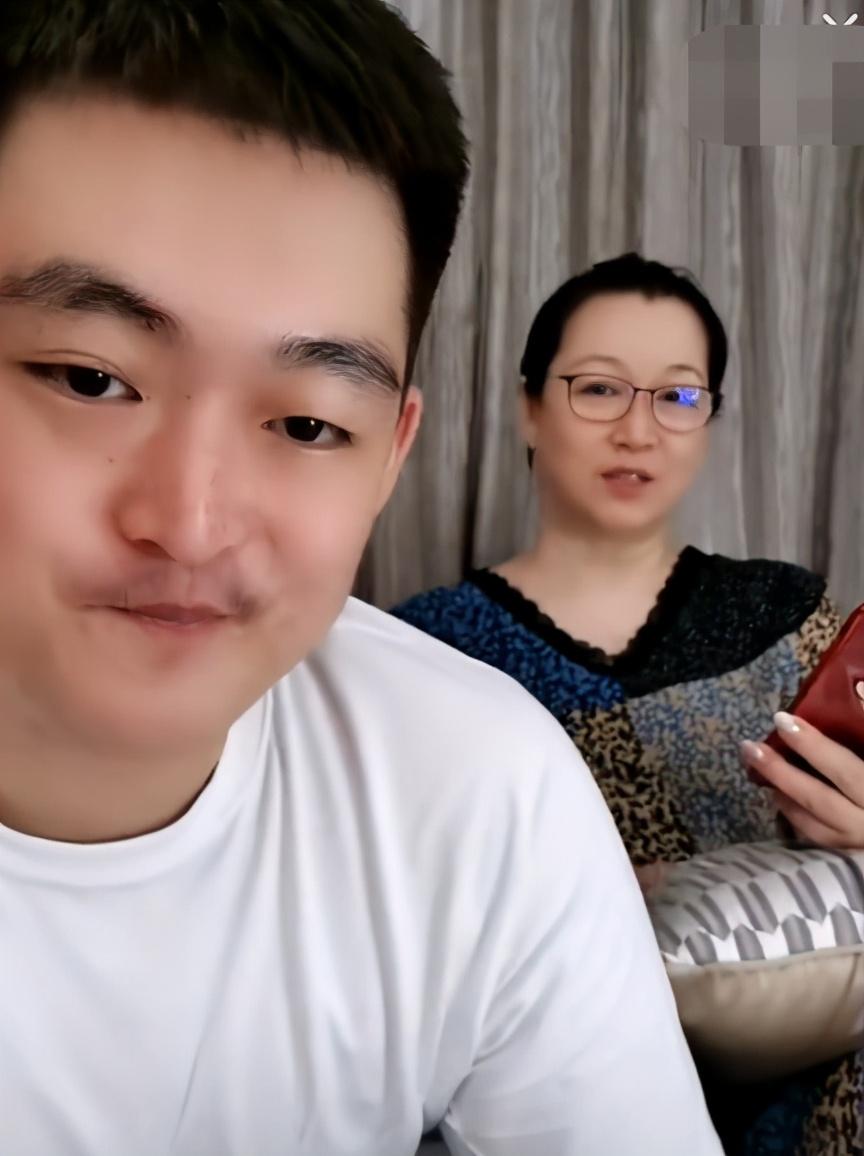 当然现在赵一涵年龄还小,在父亲公司工作一方面能够锻炼自己,同时也能