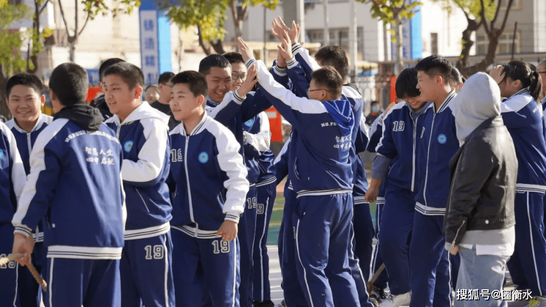 力拔山兮气盖世衡水第四中学八年级举行拔河比赛