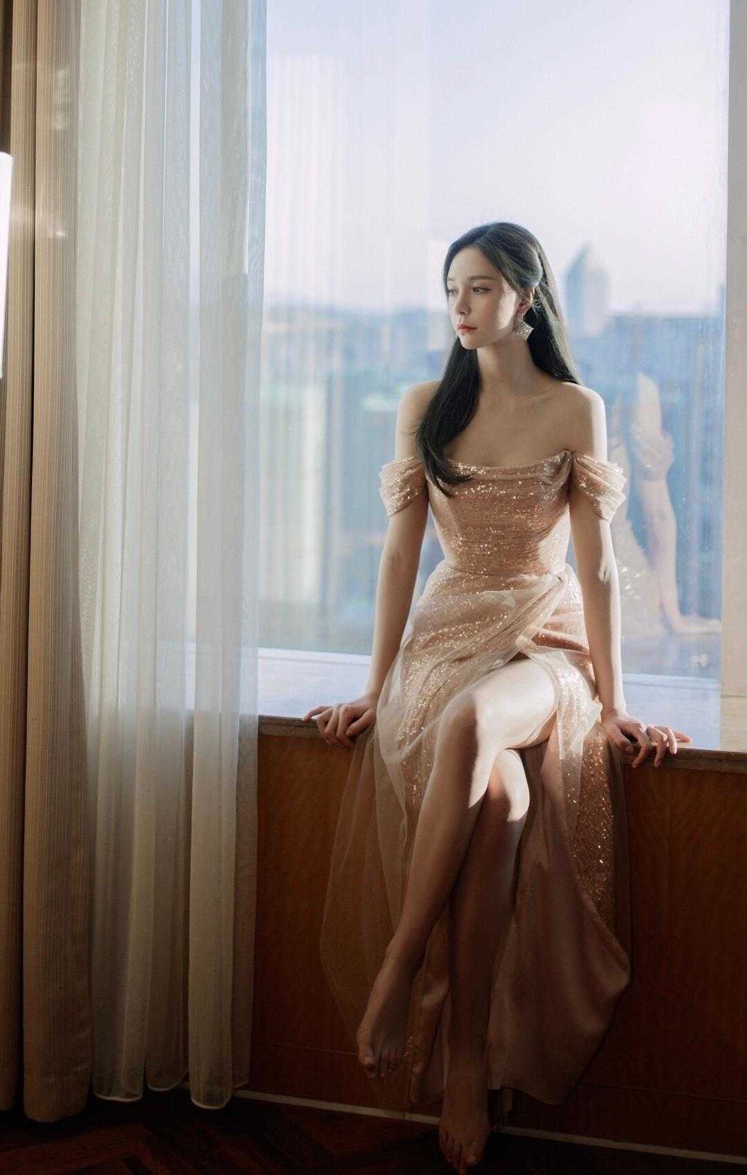 沈梦辰真是穿搭高手羊羔毛外套结合皮革工装裤凹造型高级洋气