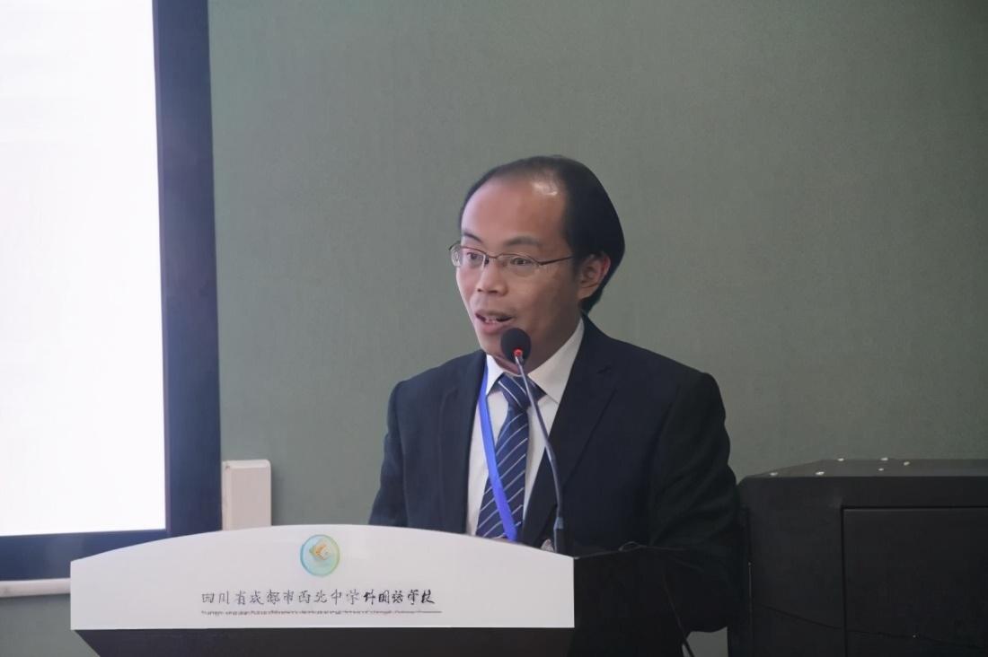 随后,专家组就关心的问题进行质询,王国贤校长代表学校进行了解答.