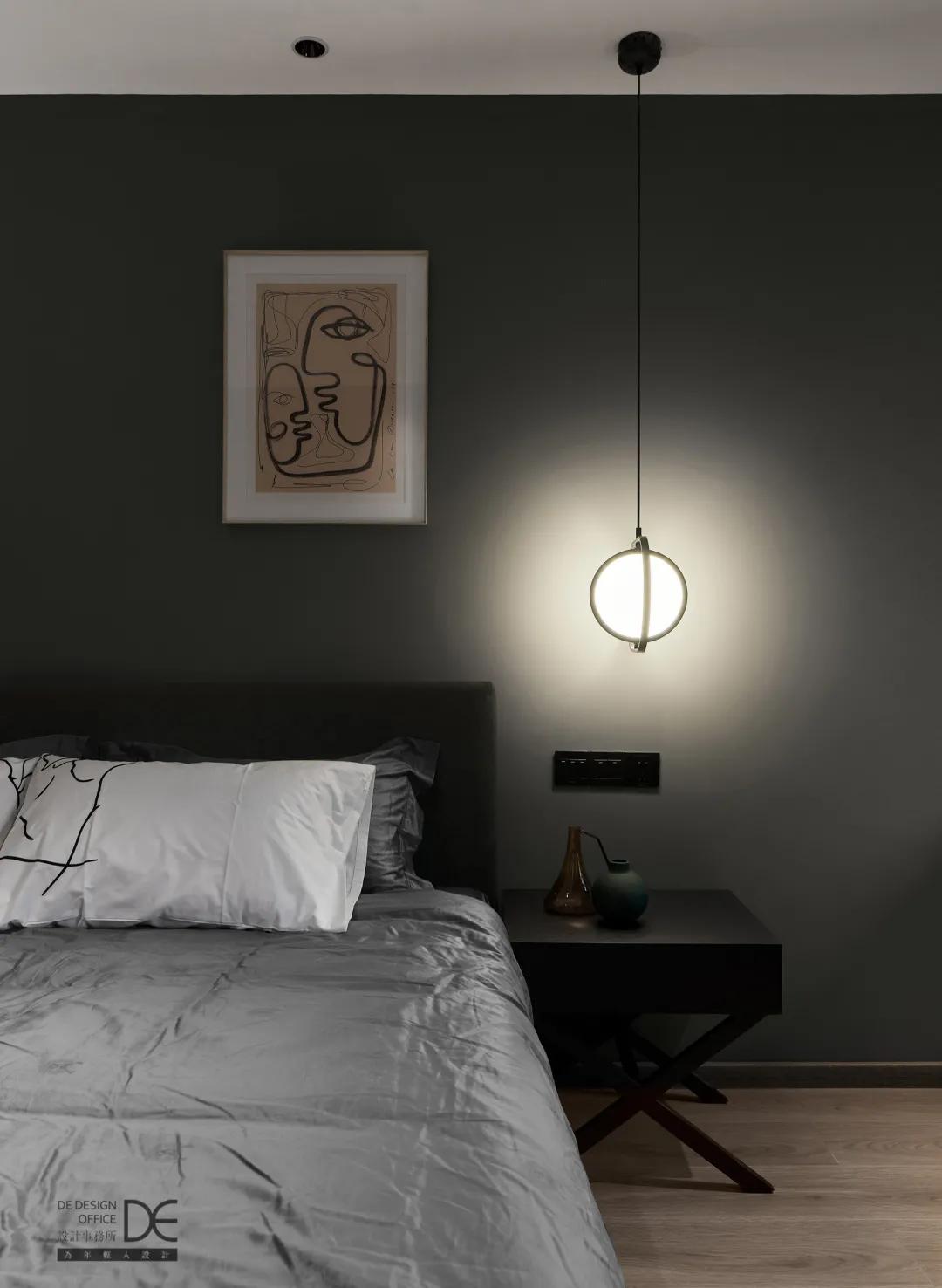 是一眼望到底的黑木纹色柜子,深灰色的乳胶漆,黑色的开关面板和床头柜