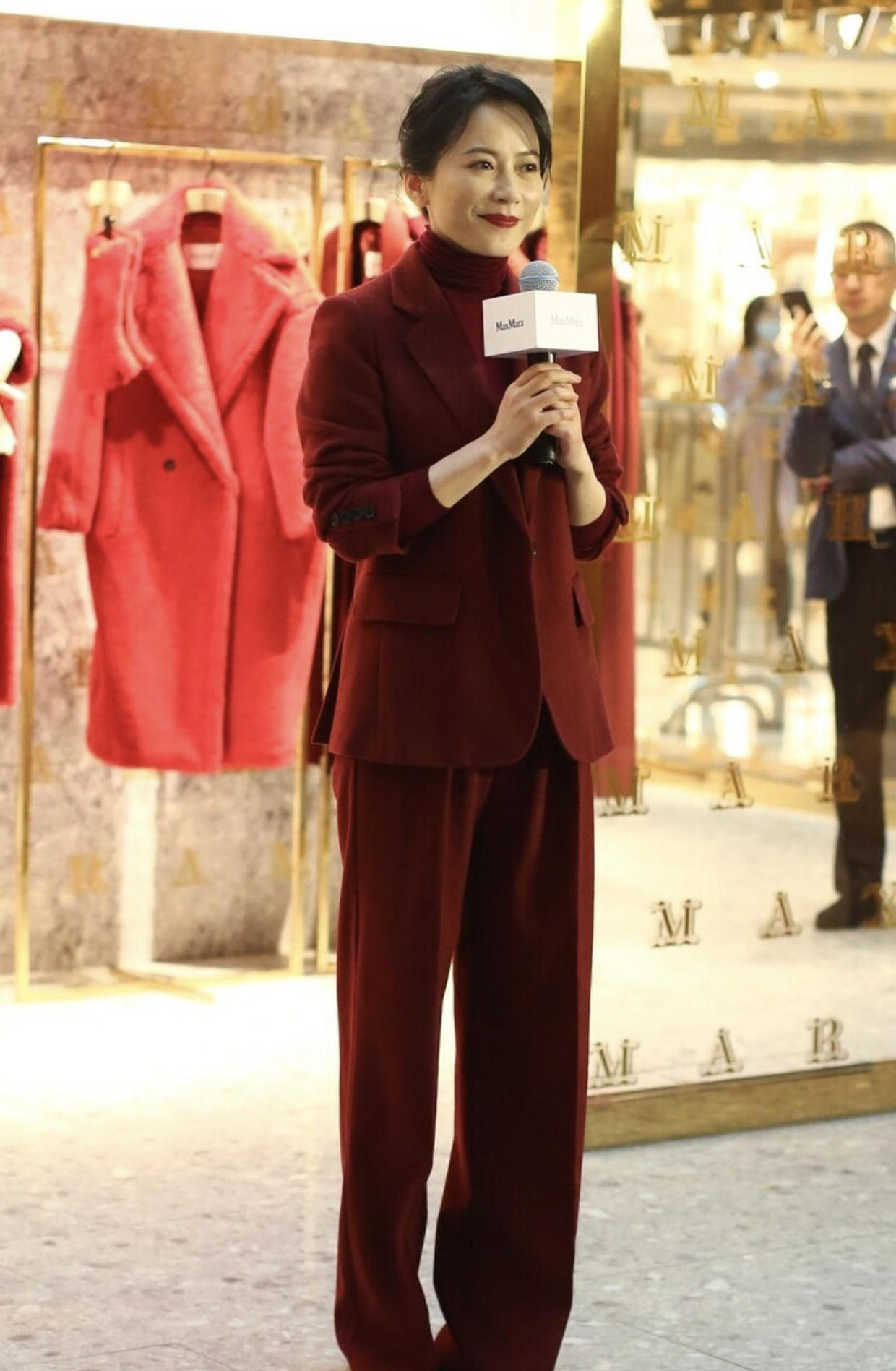 俞飞鸿从骨子里散发的高级感穿枣红色西装套装出席活动超漂亮