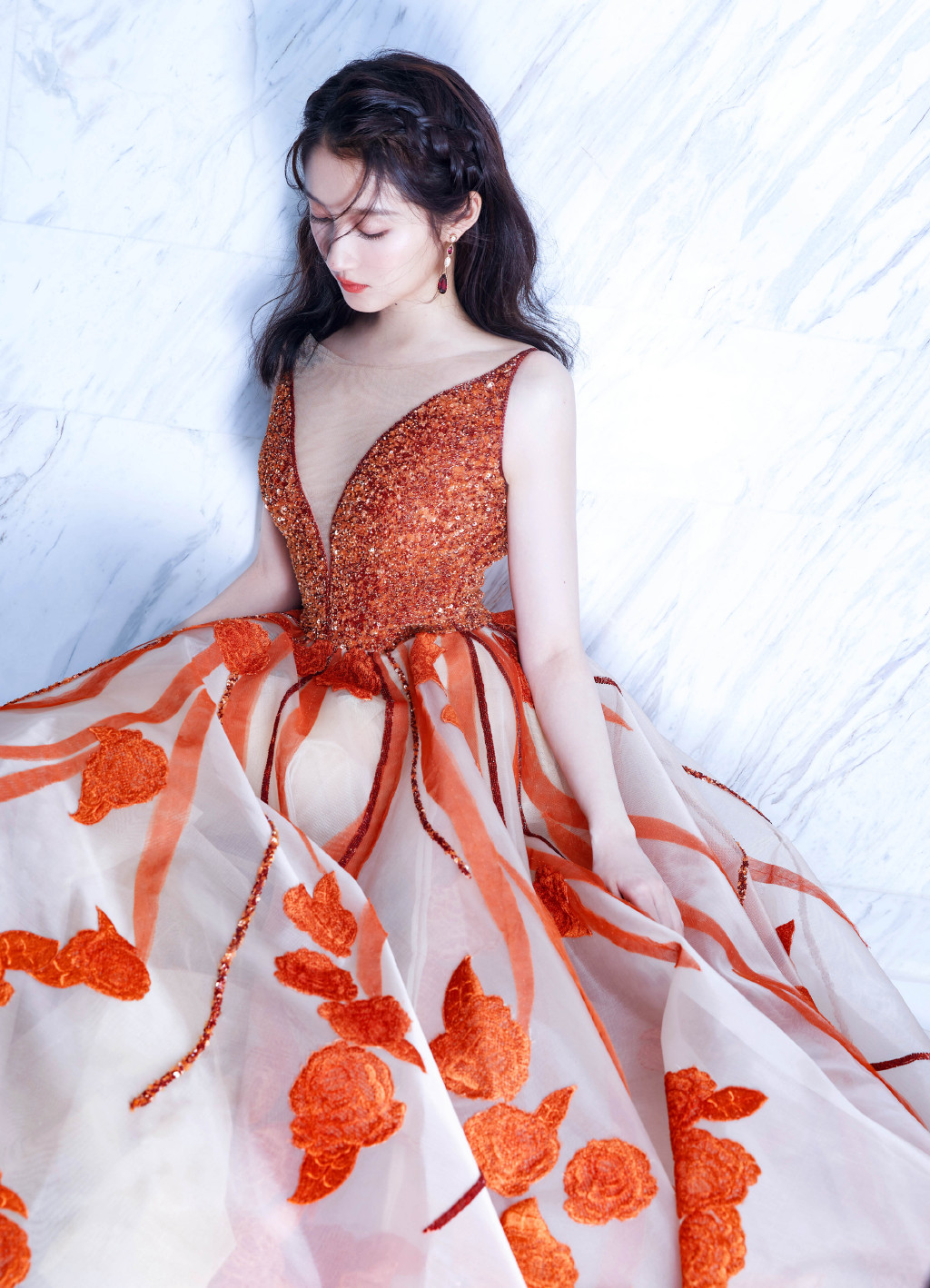 被称为国民闺女:关晓彤,抹胸开叉裙配耳环,礼服换了一套又一套