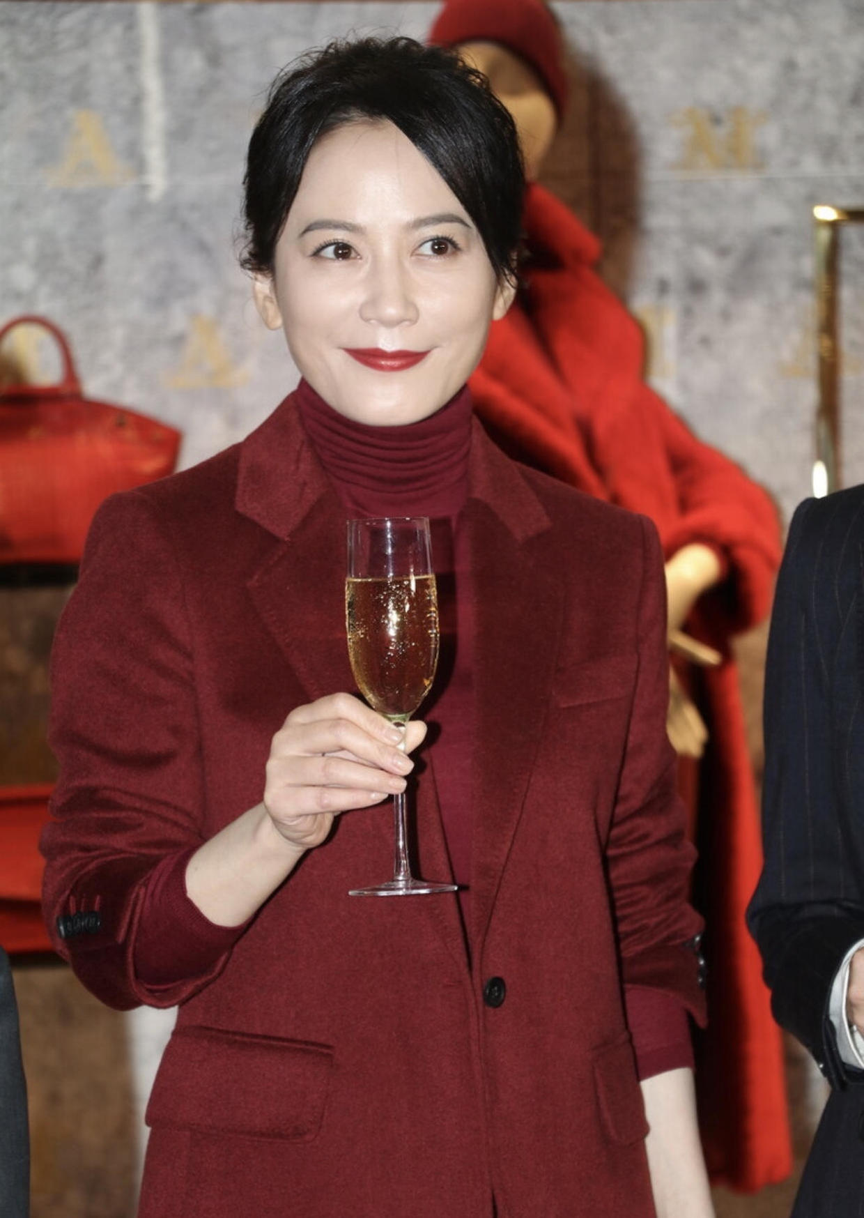 俞飞鸿从骨子里散发的高级感,穿枣红色西装套装出席活动,超漂亮