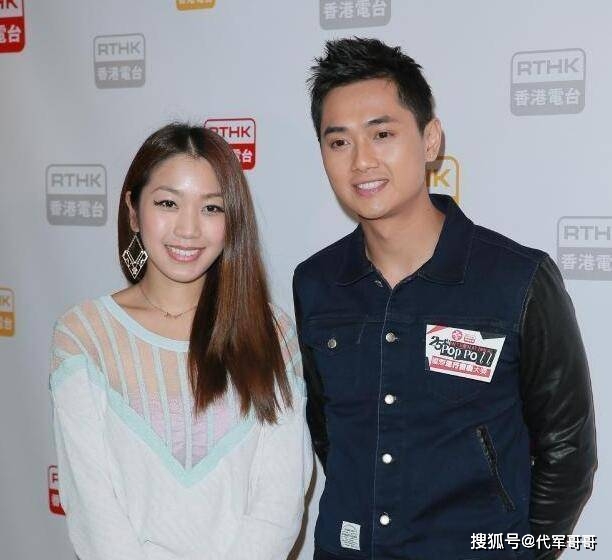 当年姜丽文的父亲秦沛因为和tvb小生郑俊弘合体拍摄《心花放》,两个