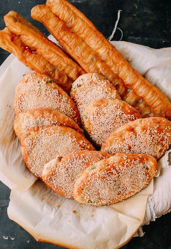 原创早餐吃什么来点烤出来的金黄酥脆正宗的老上海油酥大饼