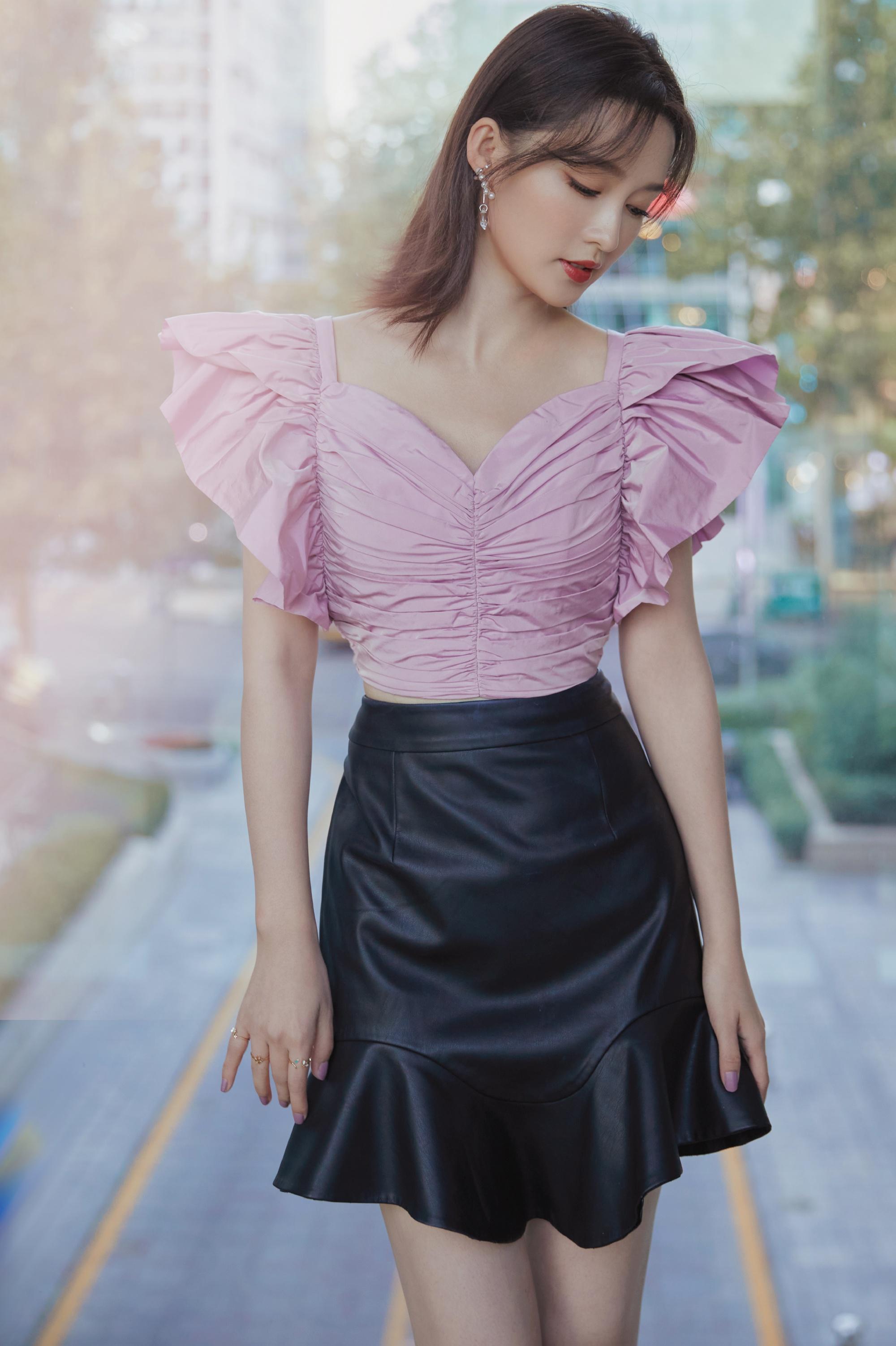 李沁气质真好,微卷长发配仙气长裙,将性感和甜美融为一体