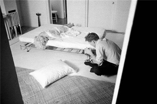 玛丽莲·梦露死亡现场照:表情安详,44年后,警方才公布她的死因_手机