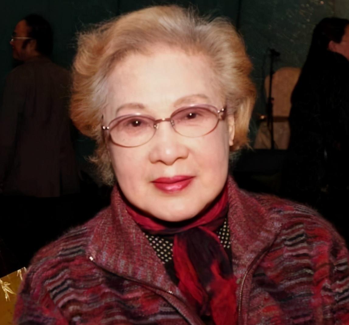 原创一生坎坷不断两次婚姻不幸98岁的秦怡越挫越勇美得像花儿一样