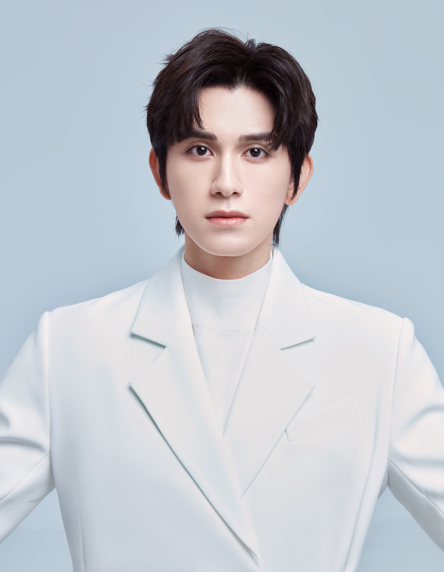 朱赞锦主演武林有骄气正式开机白色西装写真尽显儒雅气质