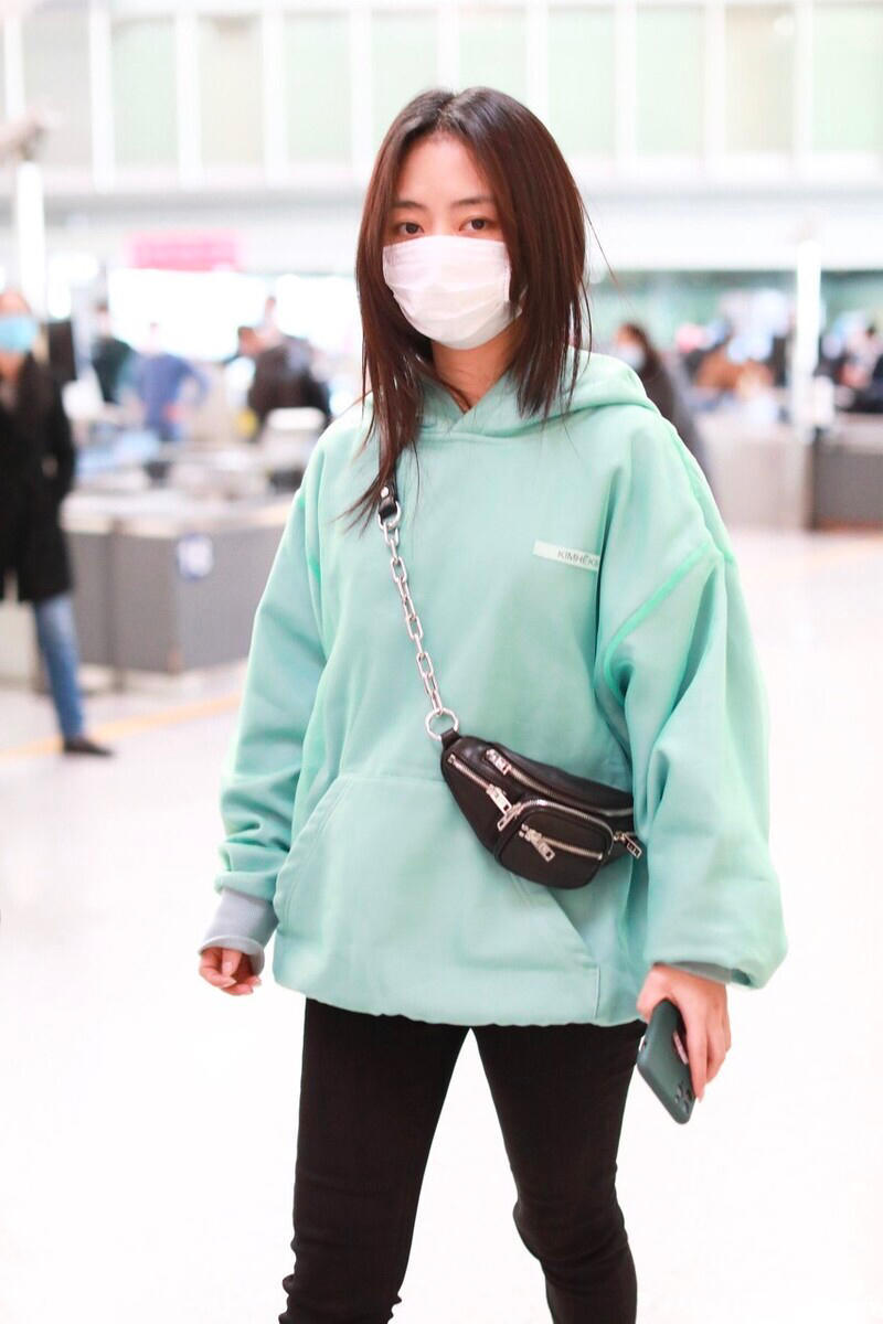 原创谭松韵天生娃娃脸穿浅蓝色卫衣搭配紧身裤时髦洋气可咸可甜