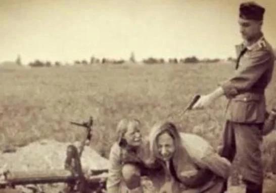 德军直接处决苏联女兵的老照片,实际上是历史开的一个玩笑