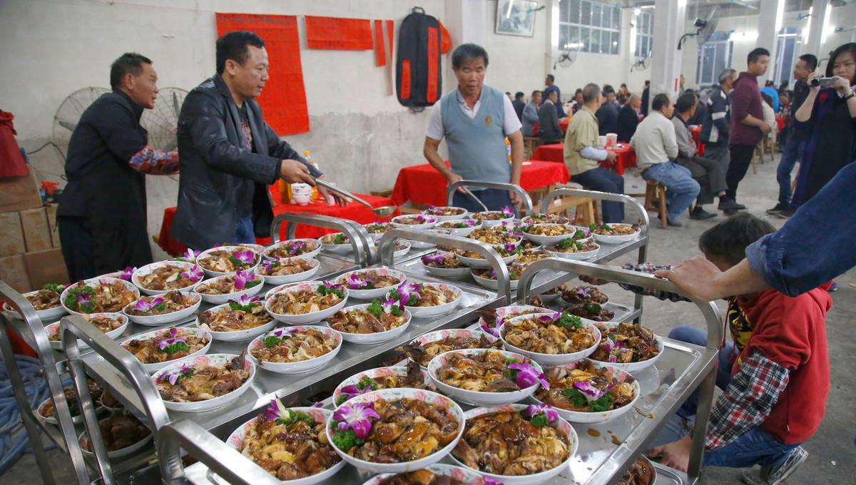 原创农村酒席舅舅为啥会坐上席这里面有深层原因舅舅的威望是亲情