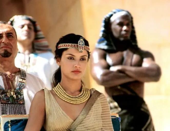 然而埃及艳后和安东尼生育的亚历山大以及和凯撒生育的恺撒里昂均被