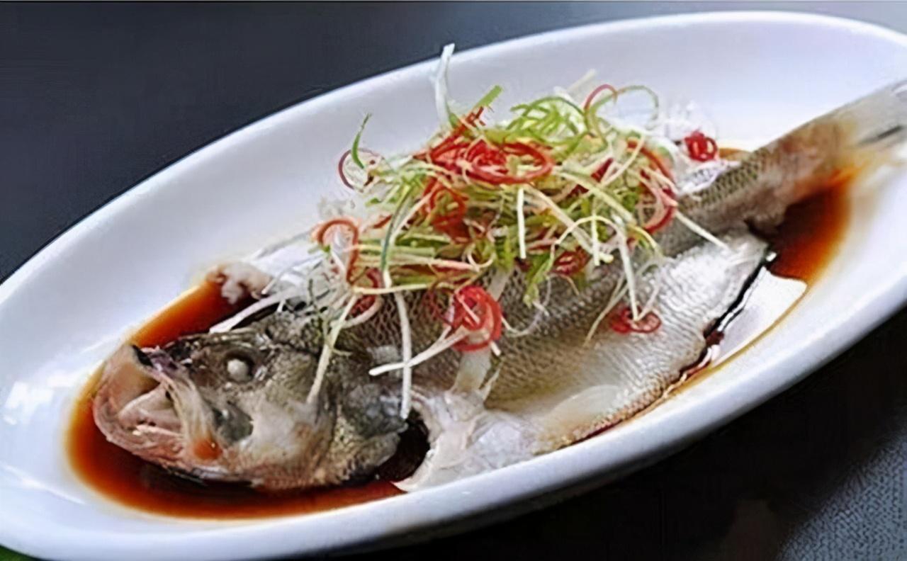在蒸鱼时,要不要放盐呢,很多人搞错了,所以鱼肉很难吃!