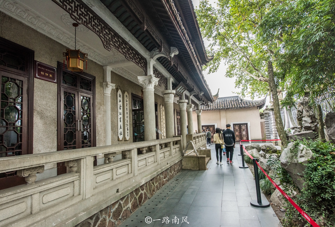 北里湖南岸边的逸云寄庐是座中西结合的传奇园林,平时游客不多.