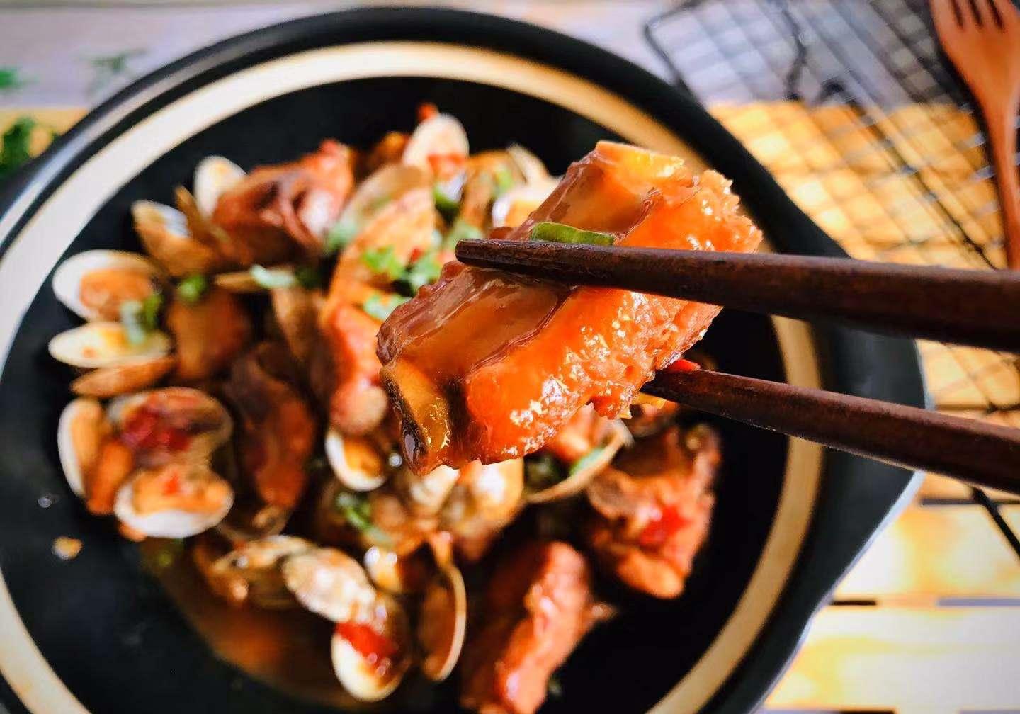 比炖汤还解馋,排骨烧蛤蜊,鲜香十足,学会在家做美味