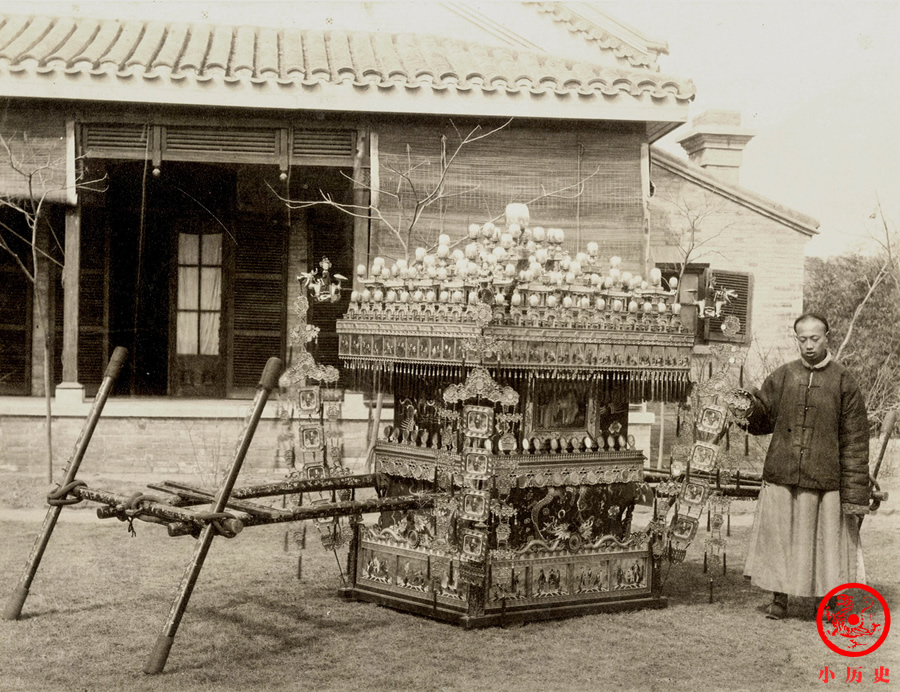 晚清老照片:慈禧太后与太监玩游戏,李鸿章老态龙钟行走困难