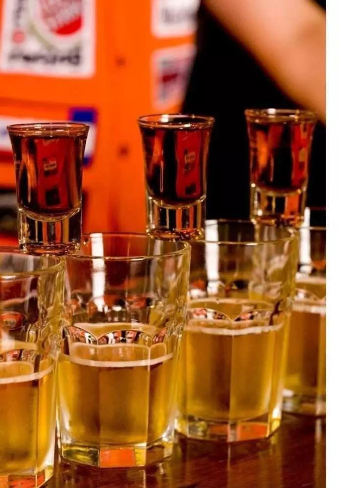 3,中子弹:小杯啤酒放入大杯威士忌中;2,原子弹:小杯威士忌放入大杯