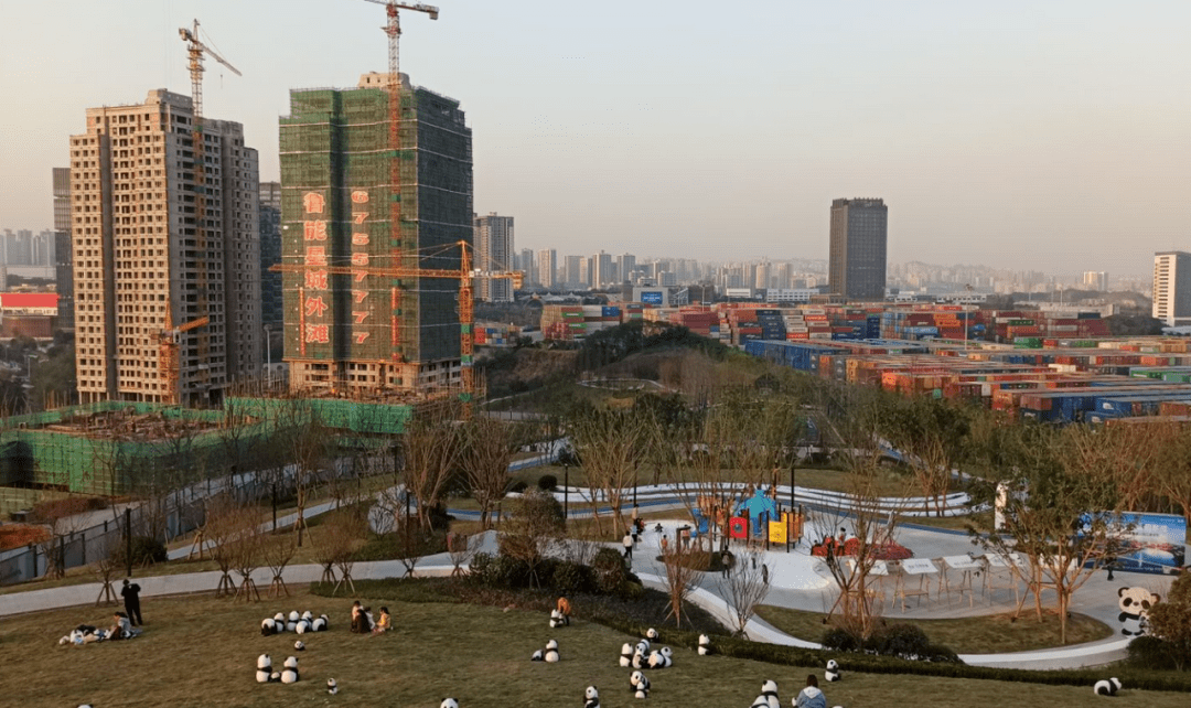 爬上山顶一看,这里多了一个寸滩公园,据说是刚刚修好的,还有不少人在