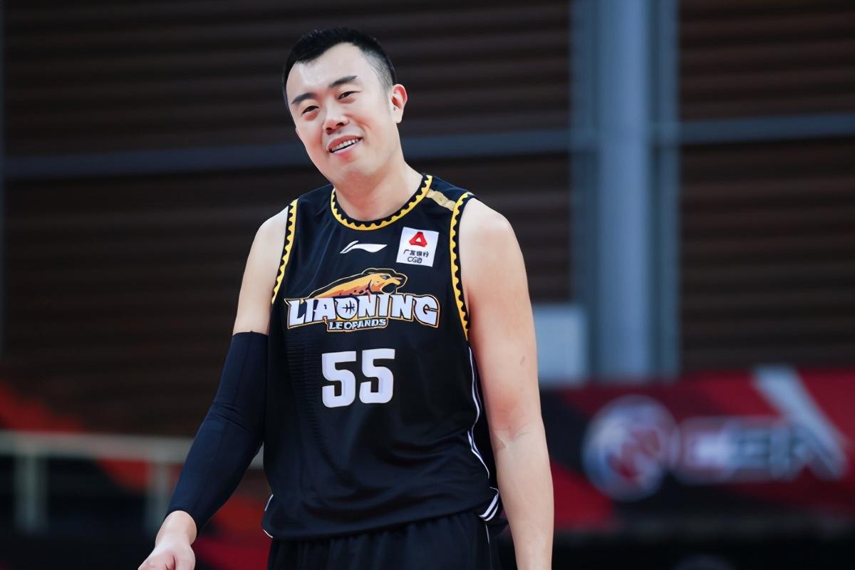 虽说辽篮在休赛期将高诗岩和郭旭两人租出去才换来的朱荣振,但这笔