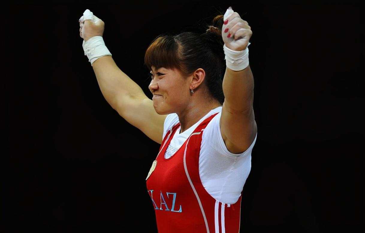 的天赋,再加上专业的培训,姚丽很快就成为了一位非常出色的举重运动员