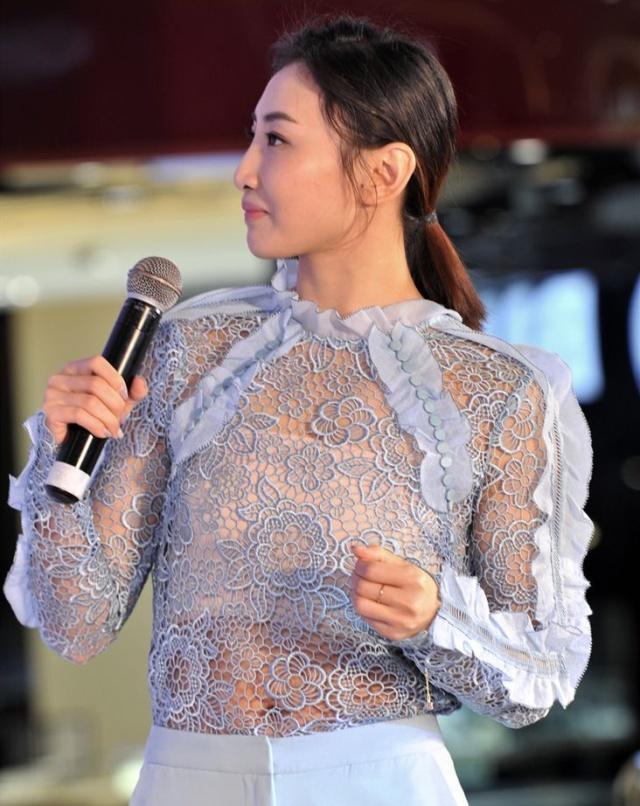 原创奥运冠军何雯娜与帅气男模甜蜜拥抱期待有新恋情30岁依旧未婚