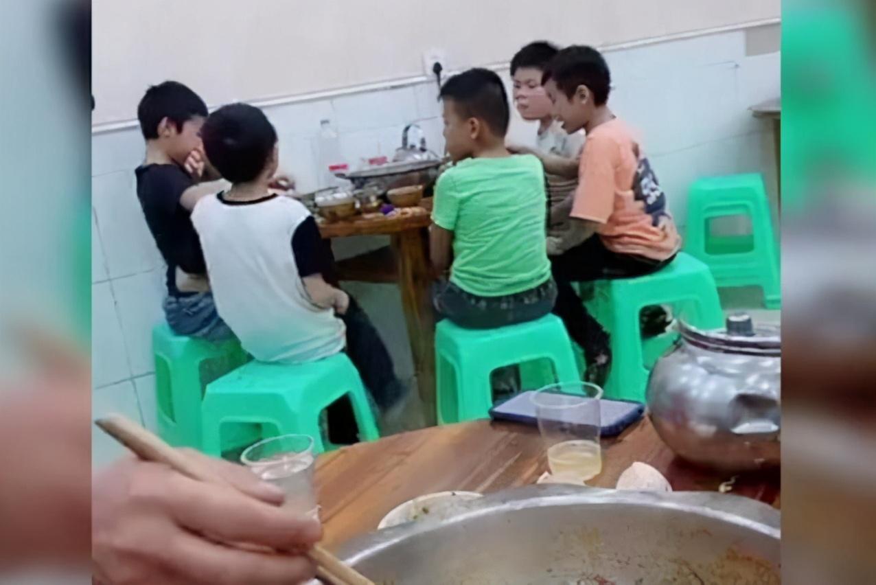 5个小学生饭店聚餐火了吃饭聊天热火朝天网友差瓶啤酒