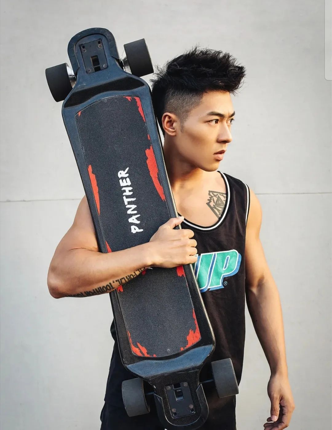 五官硬朗的纯爷们这身筋肉谁不羡慕