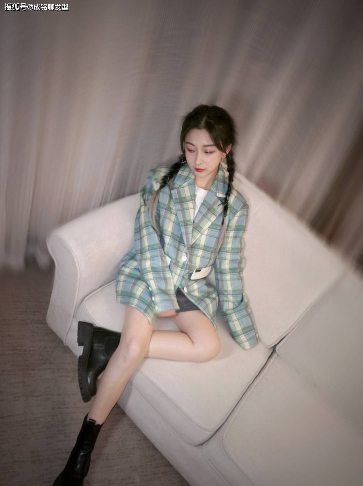 何曼婷晒甜美靓照复古格纹呢子西装配短裤挑染双辫潮力四射