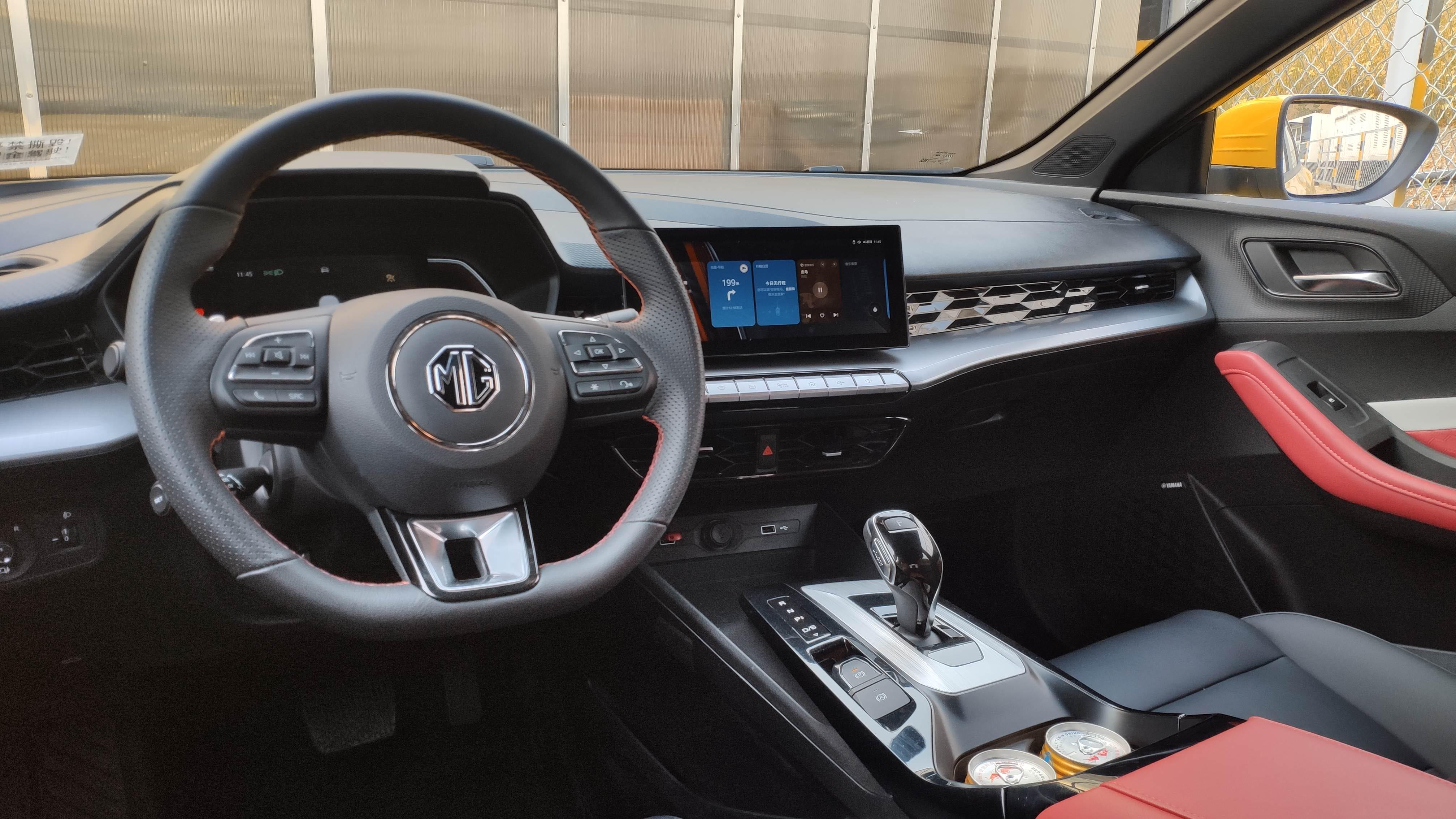 内饰设计上全新mg5同样也展现出了年轻运动的整体氛围,偏向驾驶员的