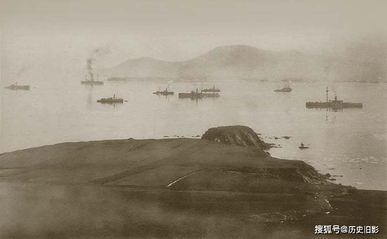 1895年北洋舰队覆灭老照片，自爆的定远舰残骸-搜狐大视野-搜狐新闻