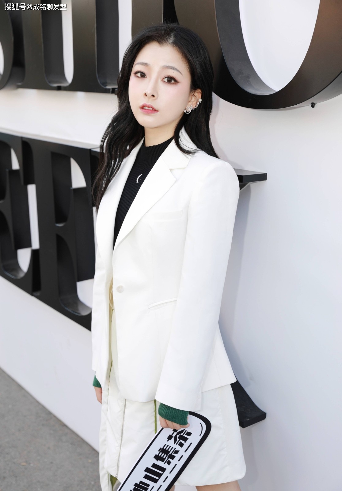何曼婷晒甜美靓照复古格纹呢子西装配短裤挑染双辫潮力四射