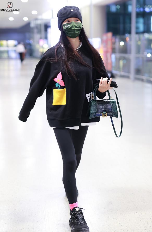 24岁林允腿也太细了!"打底裤"外穿高调展现漫画腿_手机搜狐网