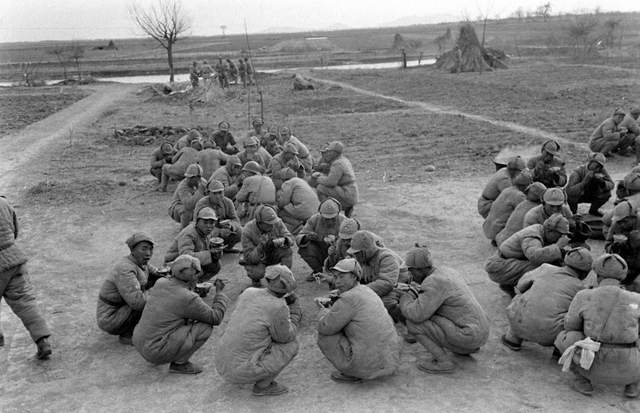 国民党四个师投降又反叛,解放军一个团搞定,敌师长:天意