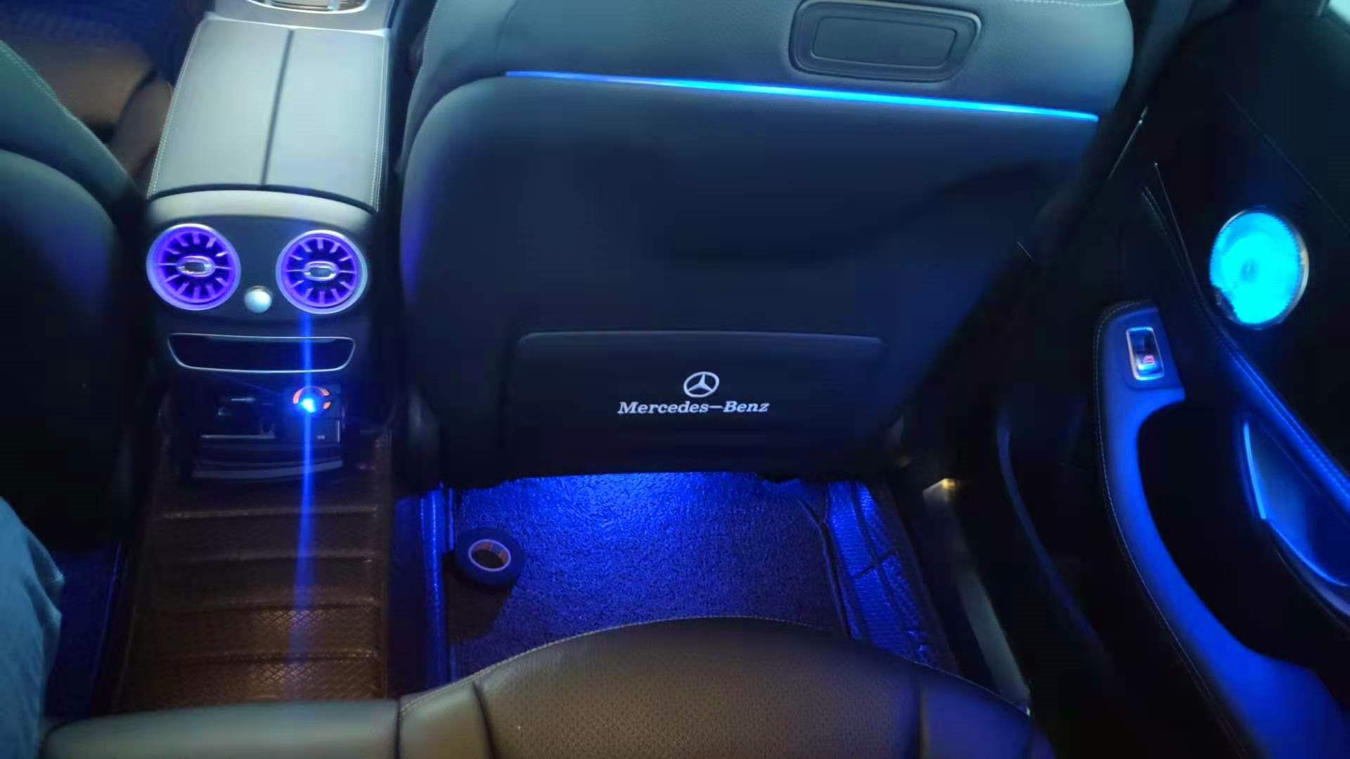 前排座椅靠背灯光照片