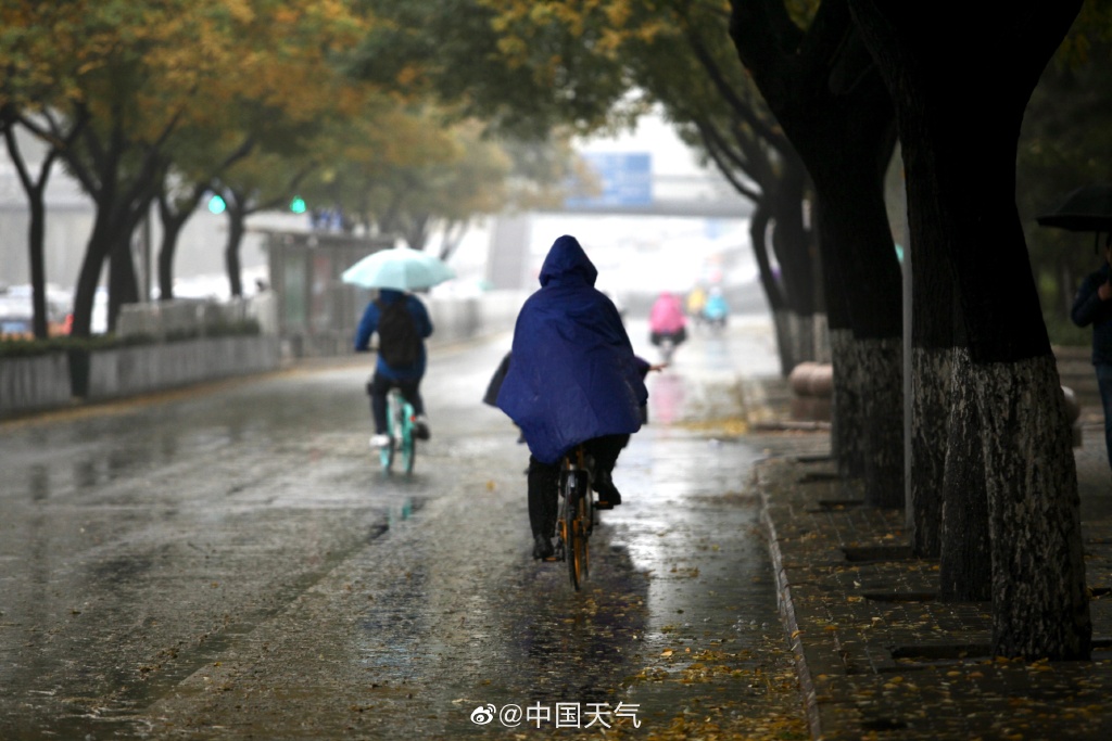 北京下雨 早高峰出行受阻