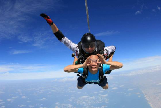 原创她从4400米高空跳下降落伞打不开不料却被10万只小生命拯救