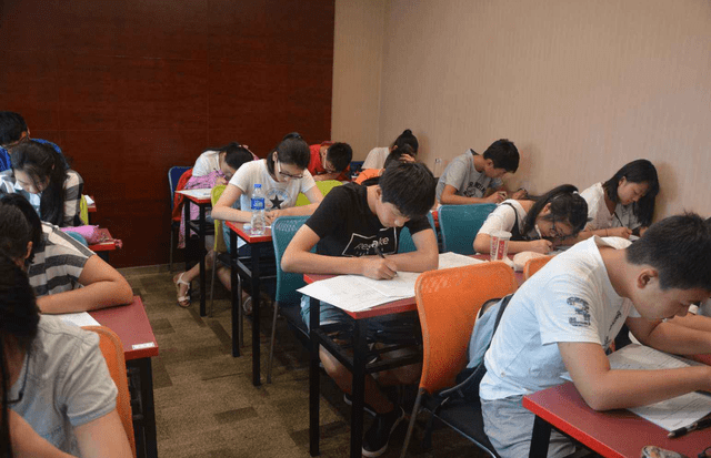 成绩接近的2个初中生,一个报名辅导班一个没报,3年后差距加大