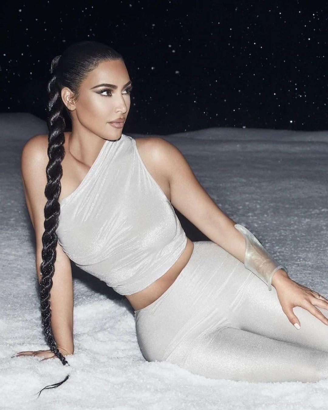 卡戴珊咬唇龇牙拍大片,穿连身短裤躺"雪地"凹造型,为赚钱真拼