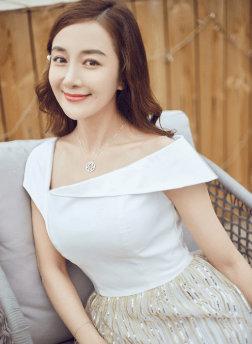 曾因出演虞姬被称为"古装美人",颜值高整容5次,整容原因让人心疼