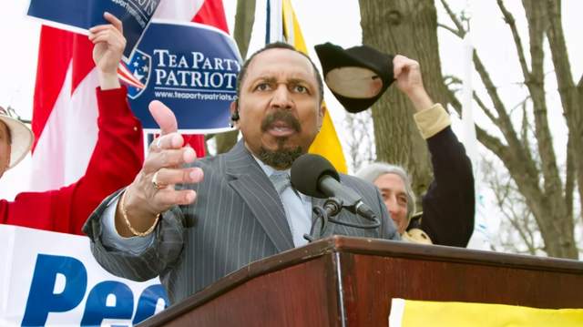 美国的一名牧师ew jackson,自从疫情爆发后,就声称自己绝对不会感染