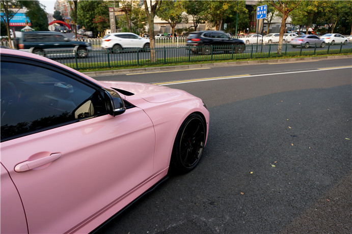 宝马3系改色贴膜钢琴胭脂粉汇格车研